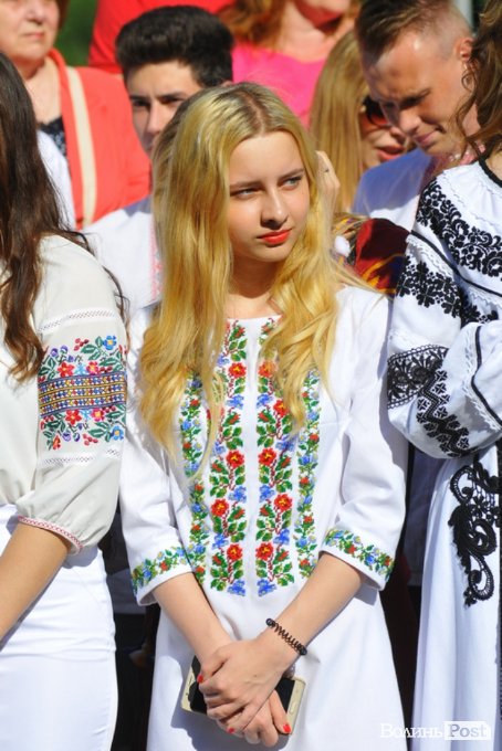 Емоції, квіти, вишиване вбрання: останній дзвоник у луцькій гімназії. ФОТО