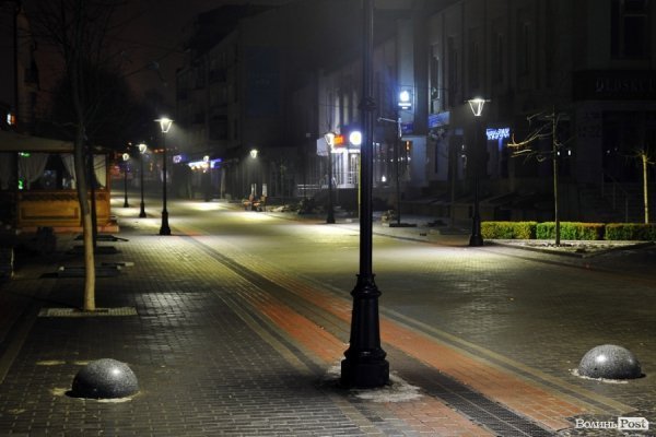 Ніч, ліхтарі, бруківка: красиві фото вулиці Лесі Українки в Луцьку