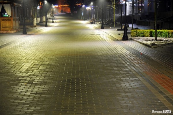 Ніч, ліхтарі, бруківка: красиві фото вулиці Лесі Українки в Луцьку
