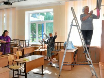 Стоїть на болоті: у селі на Волині просять грошей на ремонт школи