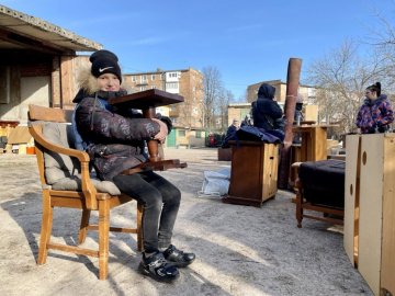 Допомога з Нідерландів: у Нововолинську переселенці могли вибрати для себе меблі, дитячі іграшки, килими