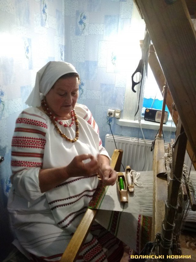 Волинська майстриня виготовляє ткані рушники для видатних людей України 