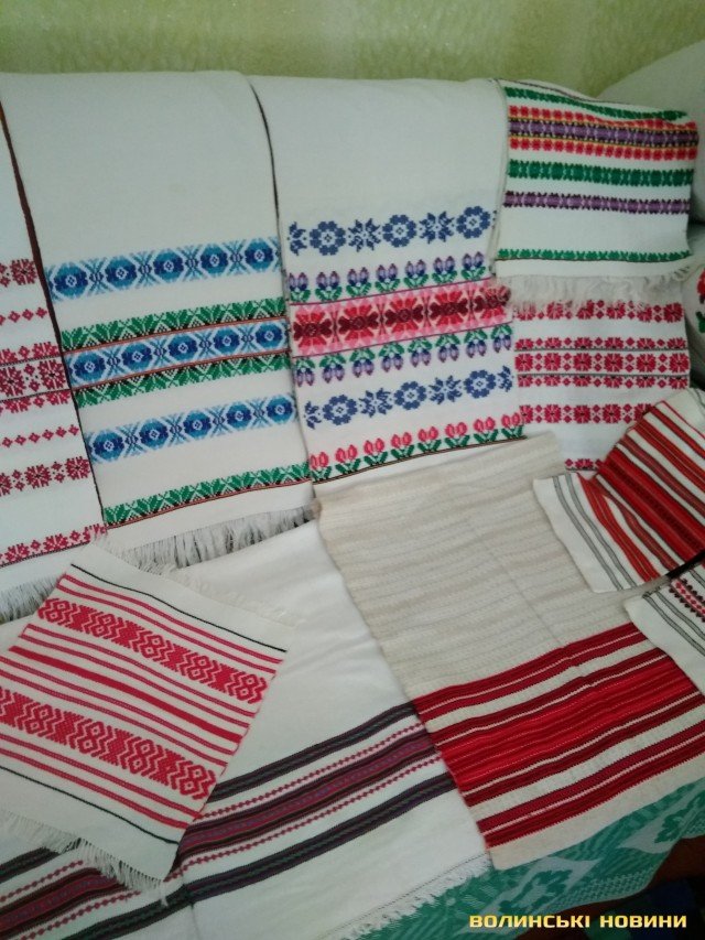 Волинська майстриня виготовляє ткані рушники для видатних людей України 