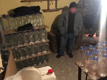 На Хмельниччині екс-даішник організував «бізнес» з виготовлення фальсифікованого алкоголю. ФОТО