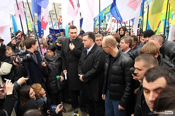 Акція «Вставай, Україно!» розпочалася в Луцьку. ФОТО. ОНОВЛЕНО