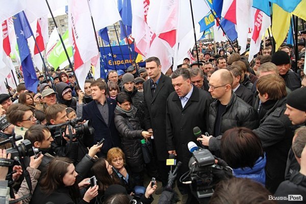 Акція «Вставай, Україно!» розпочалася в Луцьку. ФОТО. ОНОВЛЕНО