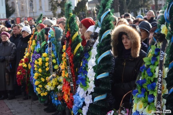 Луцьк попрощався з героєм АТО Віктором Мельничуком. ФОТО 