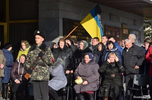 Луцьк попрощався з героєм АТО Віктором Мельничуком. ФОТО 