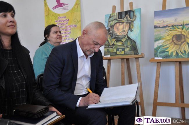 У Луцьку відкрили виставку неймовірних картин доньки загиблого героя. ФОТО