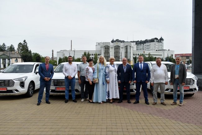 Сільські амбулаторії на Волині одержали нові автівки. ФОТО