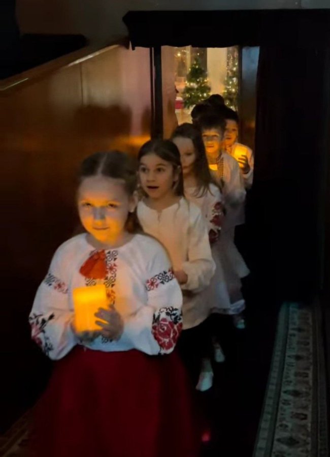 У Луцьку Оксана Білозір заспівала разом учасниками дитячої  Театральної студії Волинського драмтеатру