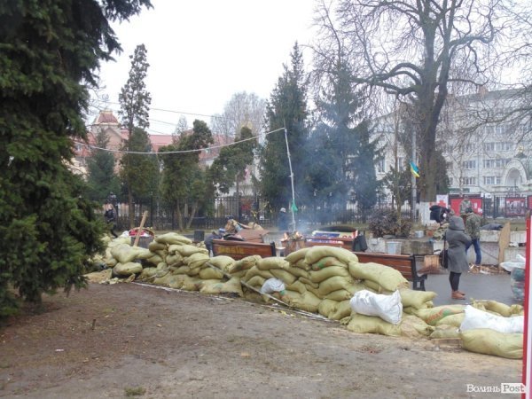 У Луцьку розбирають наметове містечко. ФОТО