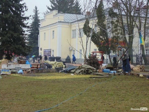 У Луцьку розбирають наметове містечко. ФОТО