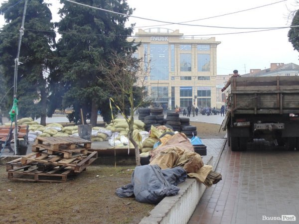 У Луцьку розбирають наметове містечко. ФОТО