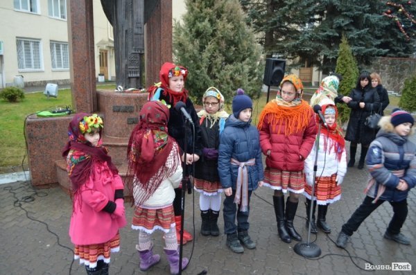У Луцьку співали біля пам'ятника Миколаю. ФОТО