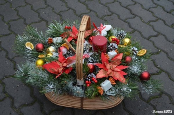 У Луцьку співали біля пам'ятника Миколаю. ФОТО