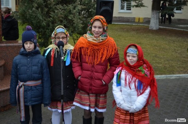 У Луцьку співали біля пам'ятника Миколаю. ФОТО