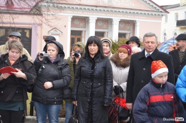У Луцьку співали біля пам'ятника Миколаю. ФОТО