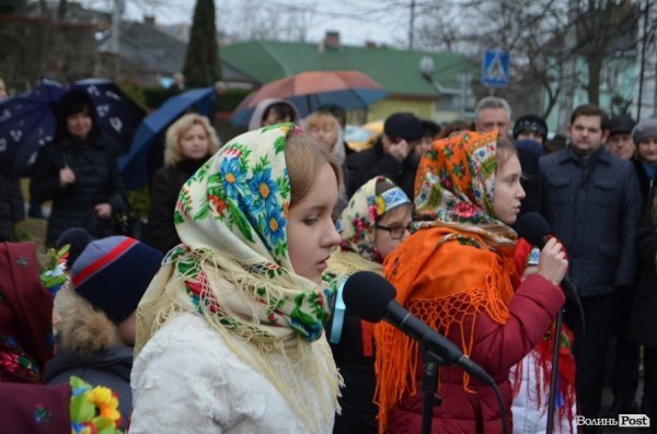 У Луцьку співали біля пам'ятника Миколаю. ФОТО