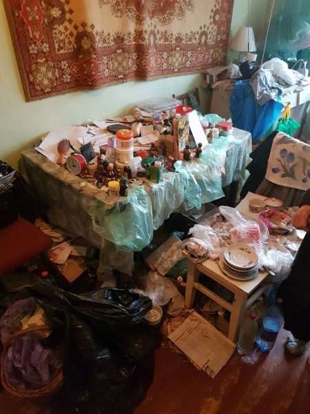 Бруд, таргани і миші: у Ковелі пенсіонерка перетворила квартиру на смітник. ФОТО