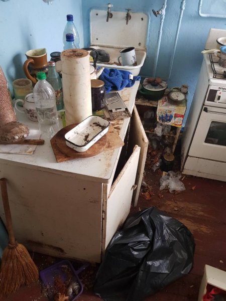Бруд, таргани і миші: у Ковелі пенсіонерка перетворила квартиру на смітник. ФОТО
