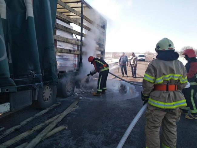 На трасі Київ-Ковель-Ягодин на ходу загорілася вантажівка з 20-ма тоннами машинного масла. ФОТО