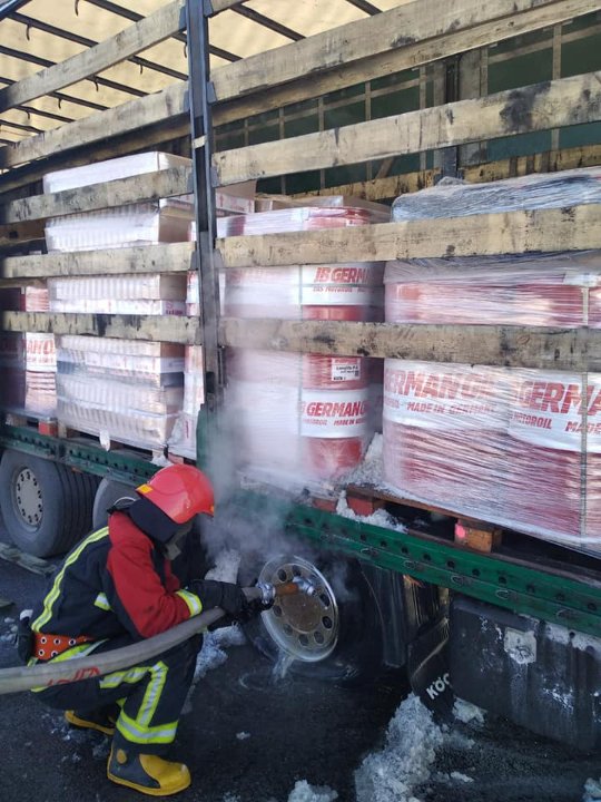 На трасі Київ-Ковель-Ягодин на ходу загорілася вантажівка з 20-ма тоннами машинного масла. ФОТО