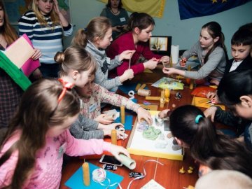 Луцькі дітлахи ліпили свічки з воску
