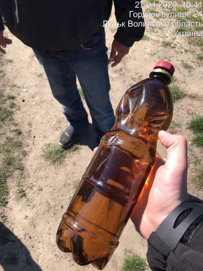 У Луцьку на одній із вулиць спіймали чоловіка, який продавав сурогат 