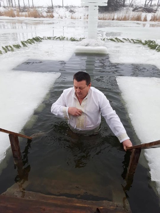 Волиняни подарували ікону храму у Волновасі та скупалися у крижаній ополонці. ФОТО
