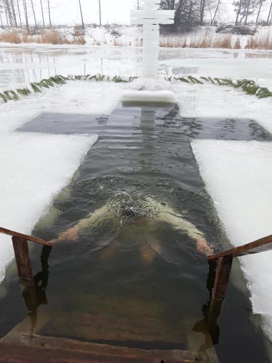 Волиняни подарували ікону храму у Волновасі та скупалися у крижаній ополонці. ФОТО
