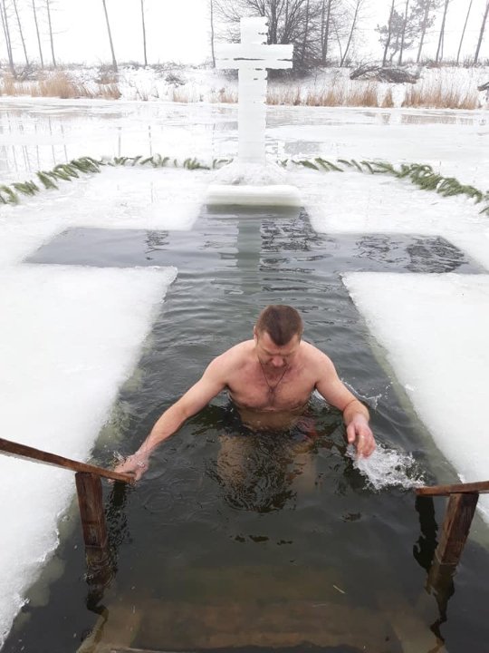 Волиняни подарували ікону храму у Волновасі та скупалися у крижаній ополонці. ФОТО