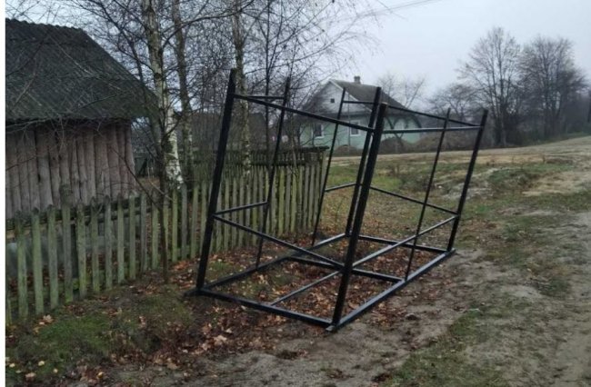 У районі на Волині понищили нещодавно встановлені контейнери для сміття. ФОТО