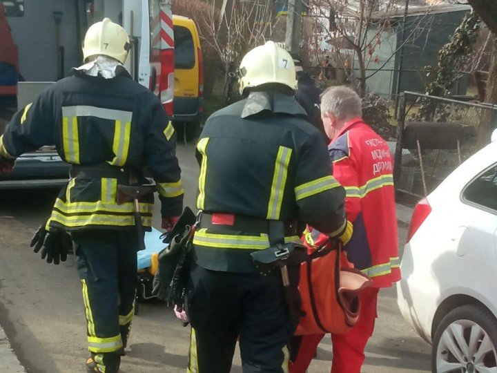 Була у зачиненій квартирі та не виходила на зв’язок: на Волині рятувальники допомогли бабусі