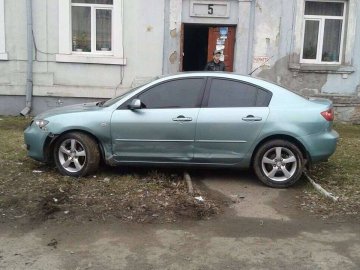 У Луцьку іномарка зіткнулася з двома машинами та будинком