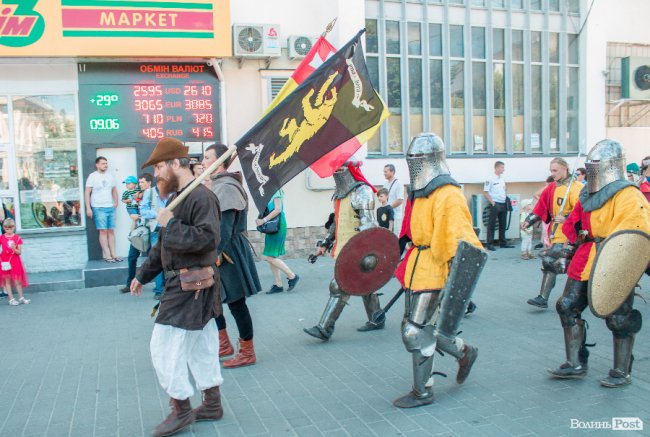 Середньовічні сукні, лицарські обладунки і давні забави: «Князівський бенкет» у Луцьку. ФОТО