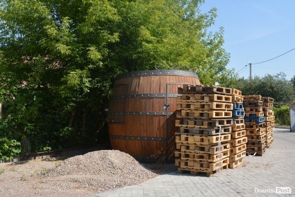 «Діжка» припадає пилом на виробничій базі «Квасу Луцького».