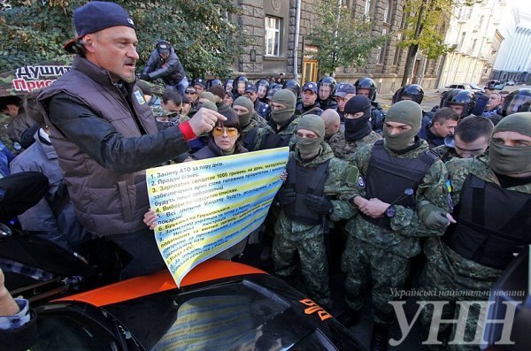 Під Адміністрацією Президента - зіткнення і палаючі шини. ФОТО. ВІДЕО