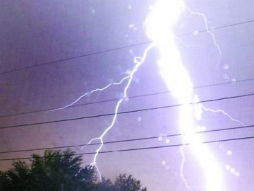 Через блискавку у селі на Волині загорілась будівля