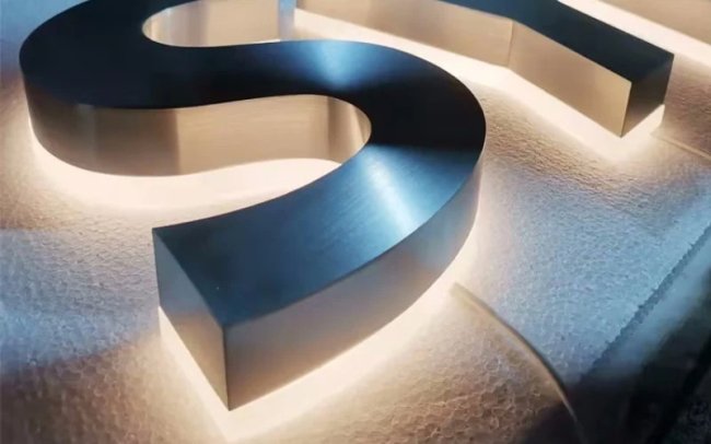 Об'ємні літери: ефективний інструмент візуальної реклами