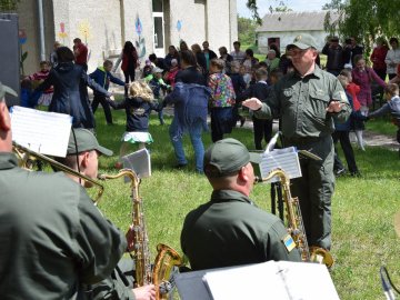 Луцькі прикордонники влаштували святковий концерт для дітей з особливими потребами. ФОТО