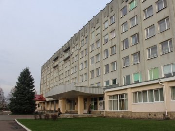 Дитину, яку ледве не зарізала матір у Луцьку, прооперували 