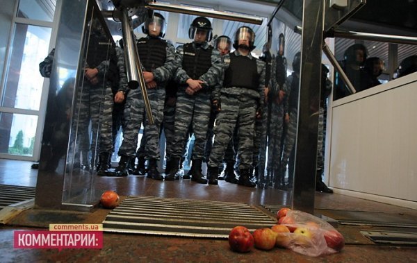 Як «свободівці» штурмували МВС. ФОТО. ВІДЕО