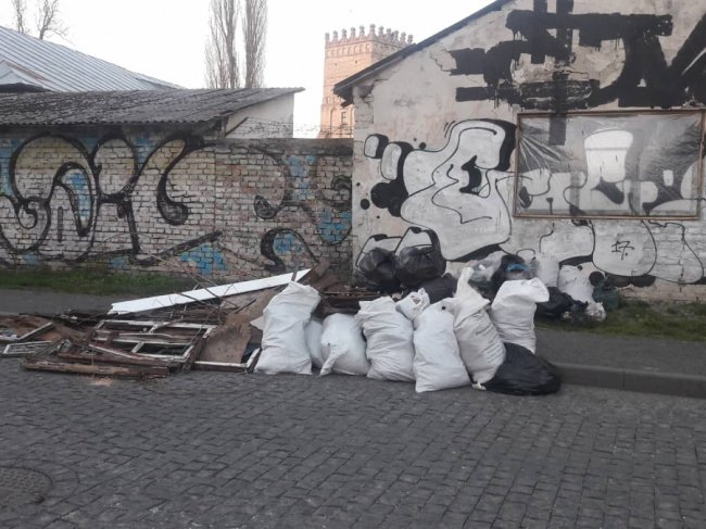 У «Старому місті» люди наскладали цілу гору сміття. ФОТО