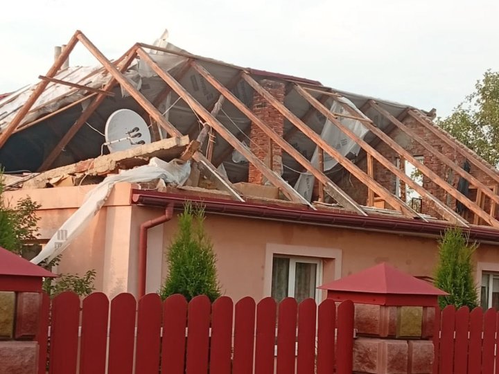 На Волині від буревію постраждали житлові будинки. ФОТО