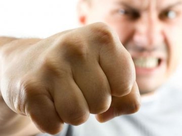 На Волині чоловік під час гостини побив співмешканку