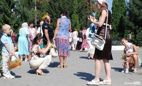 Як у Луцьку святили яблука та мед. ФОТО