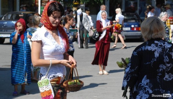 Як у Луцьку святили яблука та мед. ФОТО