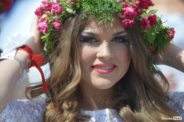 У Луцьку наречені вийшли на парад. ФОТО