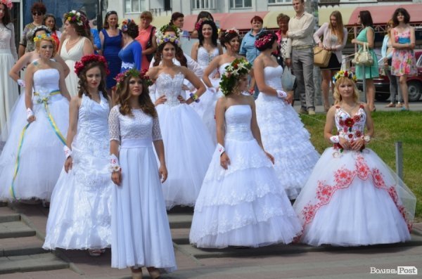 У Луцьку наречені вийшли на парад. ФОТО